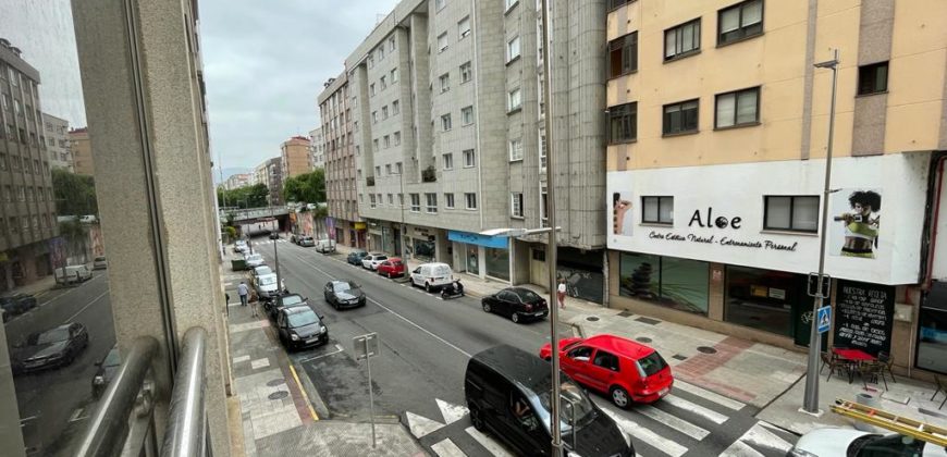 Se vende piso de 4 habitaciones en Eduardo Pondal con 2 plazas de garaje y 2 terrazas.