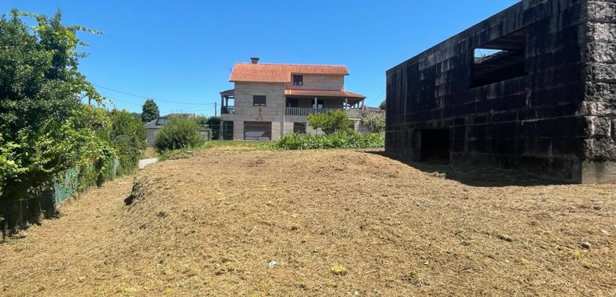 Se vende terreno con construcción en Mourente